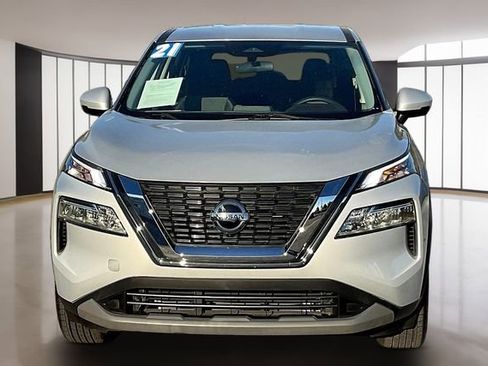 Used 2021 Nissan Rogue SV image 2