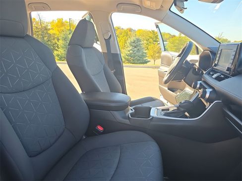 Used 2022 Toyota RAV4 XLE image 10