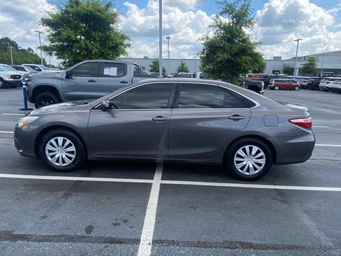Used 2017 Toyota Camry LE w/ Moonroof Package FWD image 4