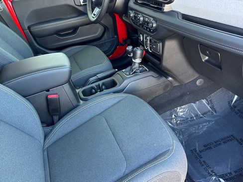 Used 2025 Jeep Wrangler Unlimited Sahara w/ Safety Group AWD/4WD image 18