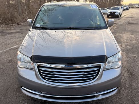 Used 2014 Chrysler Town & Country Touring image 7