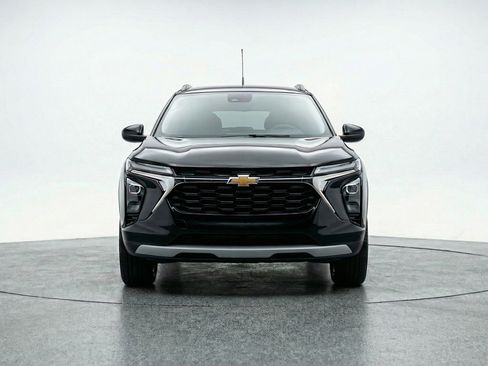 Used 2025 Chevrolet Trax LT w/ LT Convenience Package FWD image 2