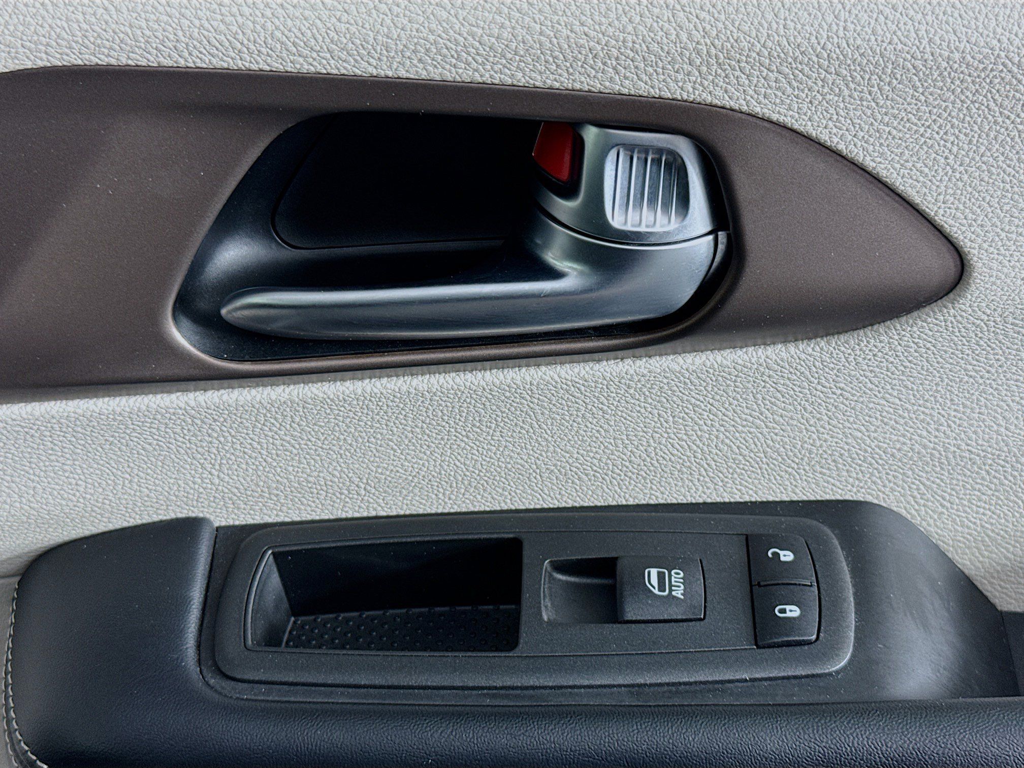 Used 2022 Chrysler Voyager LX FWD image 29