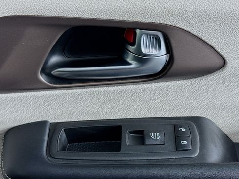 Used 2022 Chrysler Voyager LX FWD image 29