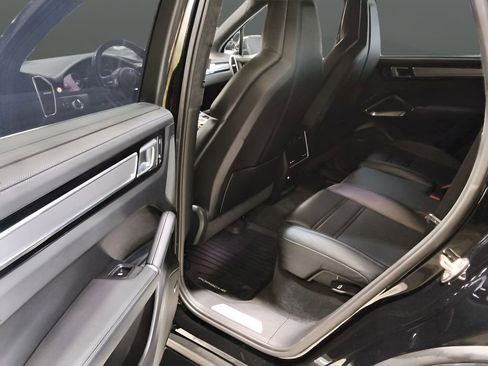 Used 2023 Porsche Cayenne Turbo image 19