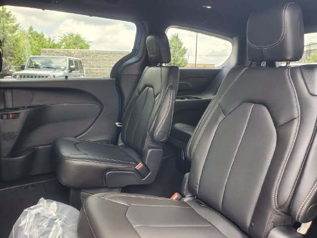 New 2027 Chrysler Pacifica Select AWD/4WD image 15