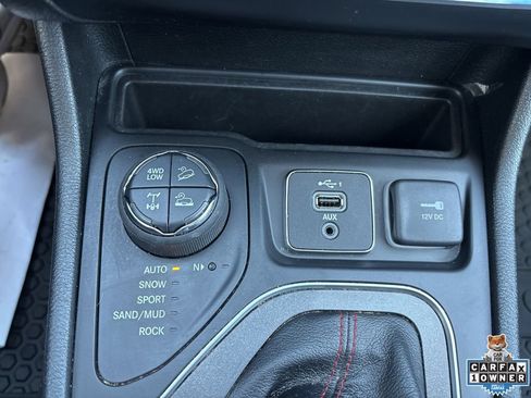 Used 2022 Jeep Cherokee Trailhawk w/ Comfort/Convenience Group AWD/4WD image 5