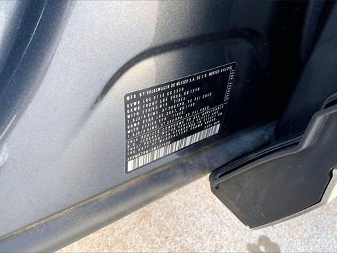 Certified 2025 Volkswagen Tiguan SE image 33