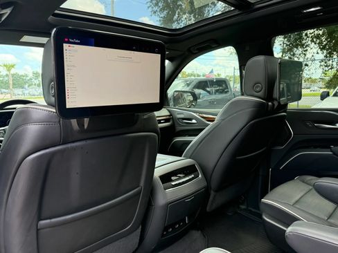 Used 2024 Cadillac Escalade Premium Luxury AWD/4WD image 11