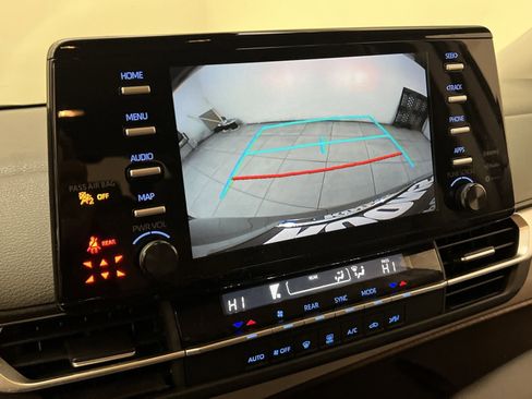 Used 2024 Toyota Sienna LE image 17