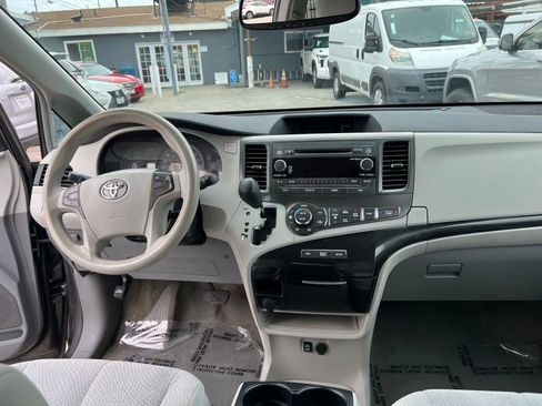 Used 2013 Toyota Sienna LE w/ Towing Pkg image 15