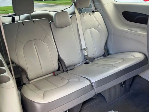 Used 2017 Chrysler Pacifica Touring-L image 24