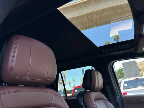 New 2026 Lincoln Navigator Reserve AWD/4WD image 17