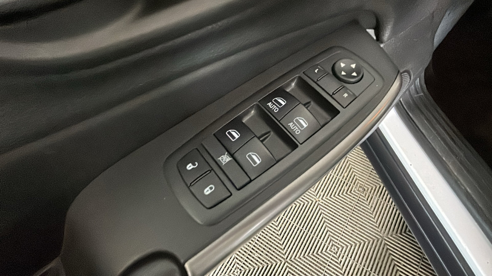 Used 2019 Jeep Cherokee Latitude Plus w/ Comfort/Convenience Group AWD/4WD image 13