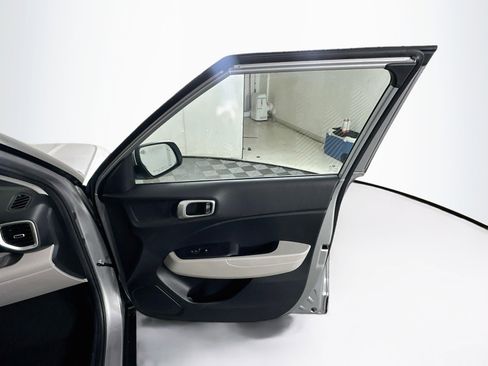 Used 2025 Hyundai Venue SEL FWD image 31