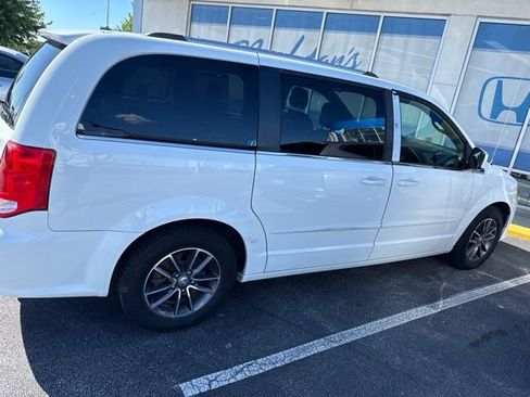 Used 2016 Dodge Grand Caravan SXT FWD image 4