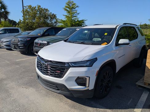 Used 2022 Chevrolet Traverse RS FWD image 2