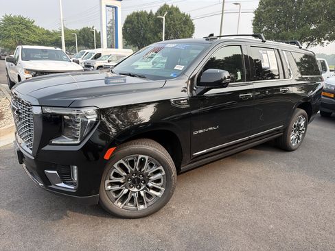 Used 2024 GMC Yukon XL Denali Ultimate AWD/4WD image 5