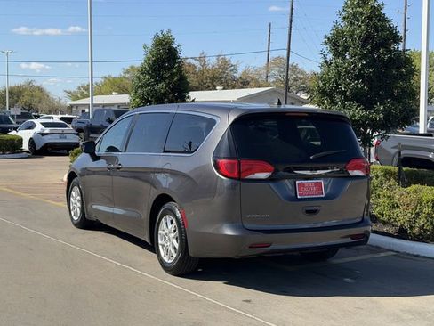 Used 2023 Chrysler Voyager LX image 5
