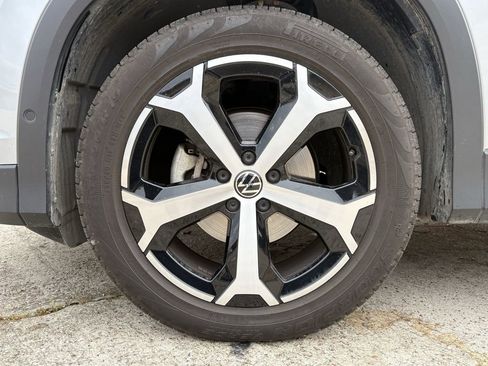 Used 2025 Volkswagen Tiguan SE FWD image 9