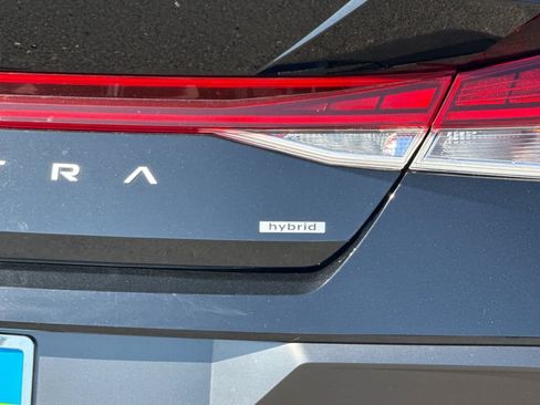 Used 2025 Hyundai Elantra Limited FWD image 31