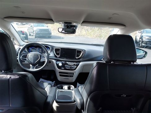 Used 2022 Chrysler Pacifica Touring-L image 10