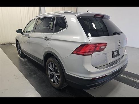 Used 2023 Volkswagen Tiguan SE FWD image 2