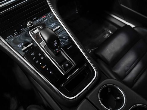 Used 2019 Porsche Panamera image 20