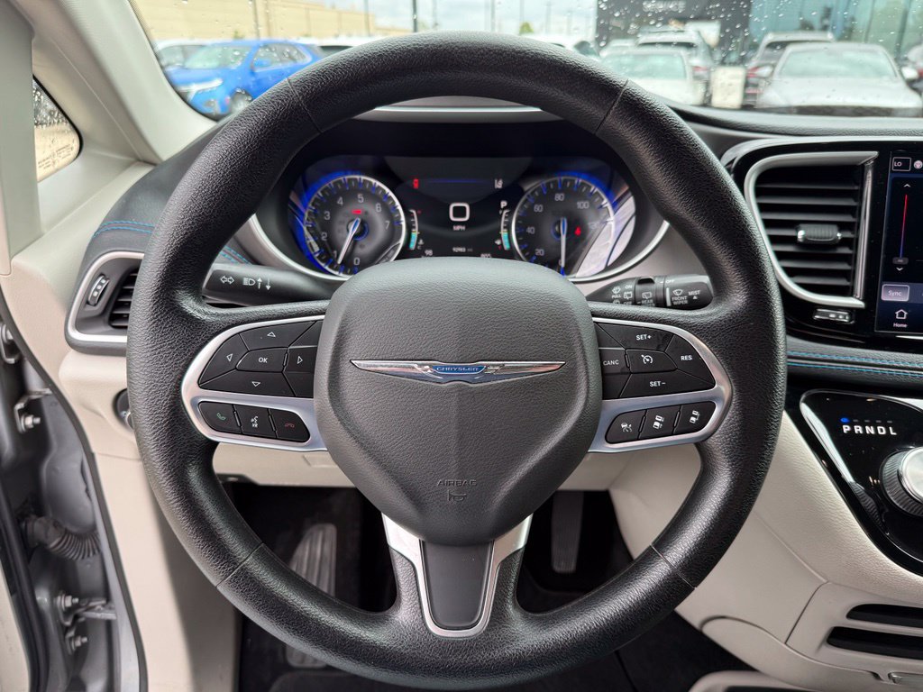 Used 2021 Chrysler Pacifica Touring FWD image 14