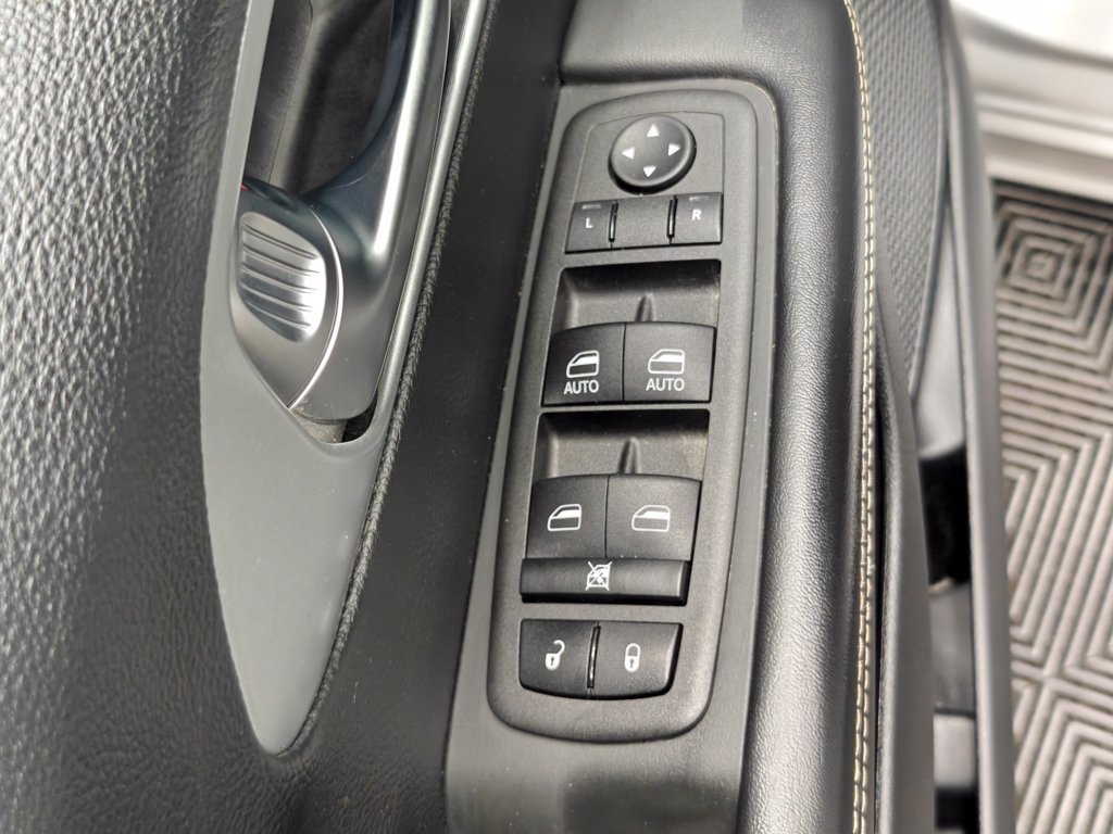 Used 2023 Chrysler Pacifica Touring FWD image 49