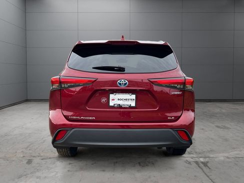 Used 2022 Toyota Highlander XLE AWD/4WD image 4