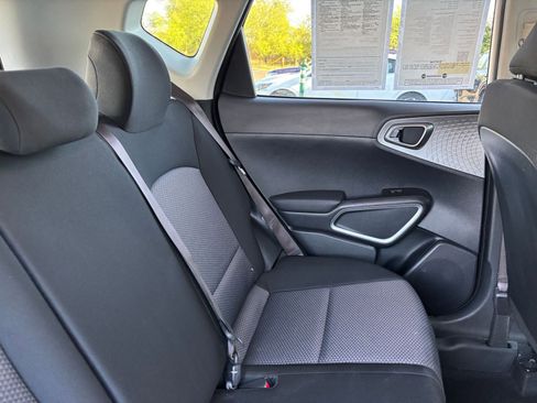 Used 2025 Kia Soul LX w/ LX Technology Package FWD image 35
