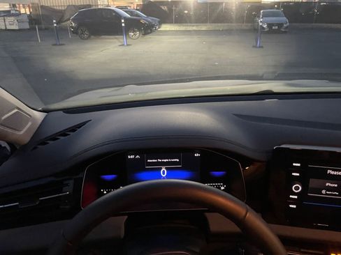 Used 2025 Volkswagen Jetta SE image 34