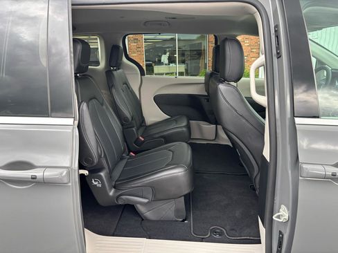 Used 2023 Chrysler Pacifica Touring-L AWD/4WD image 14