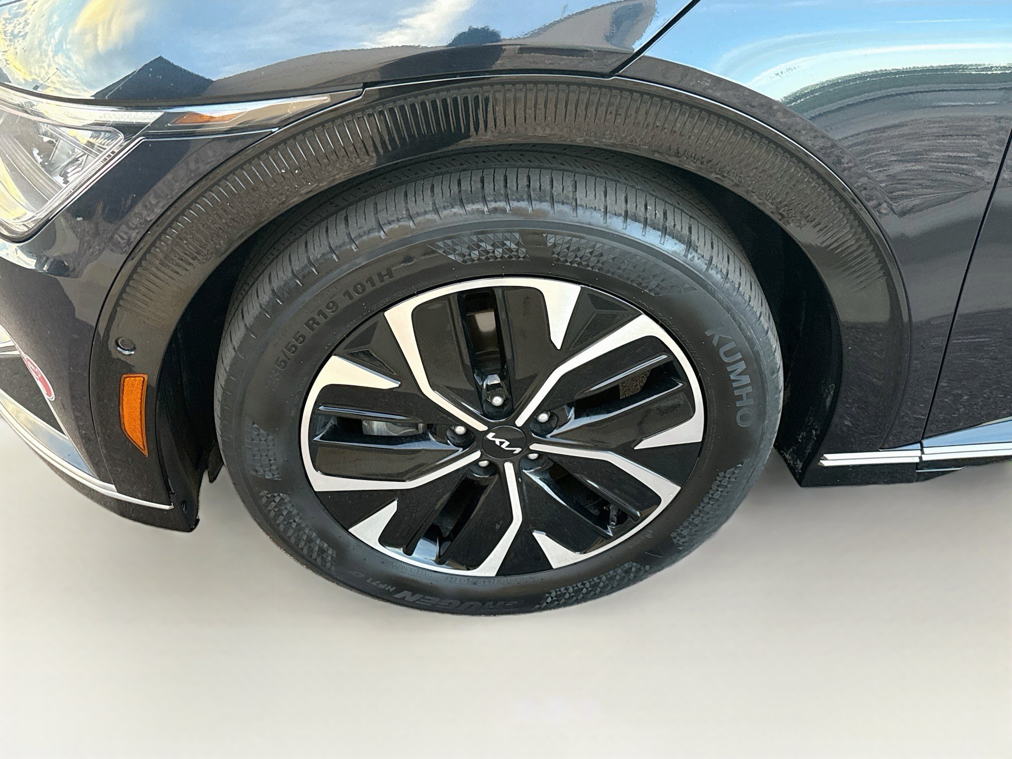 Used 2023 Kia EV6 Wind w/ Wind Technology Package AWD/4WD image 11