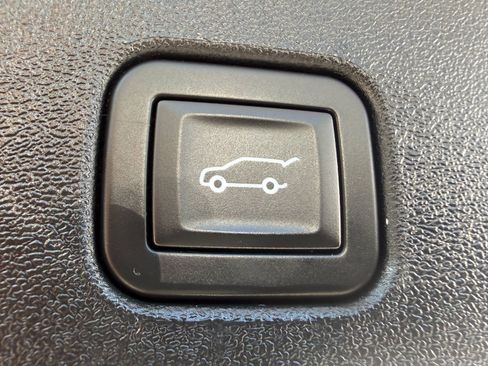 Used 2025 Cadillac Optiq Luxury 2 w/ LPO, Floor Liner Package AWD/4WD image 23