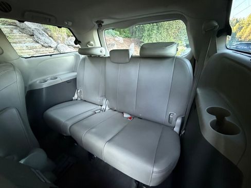 Used 2015 Toyota Sienna XLE Premium image 15