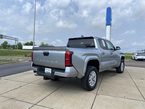 Used 2025 Toyota Tacoma SR5 AWD/4WD image 13