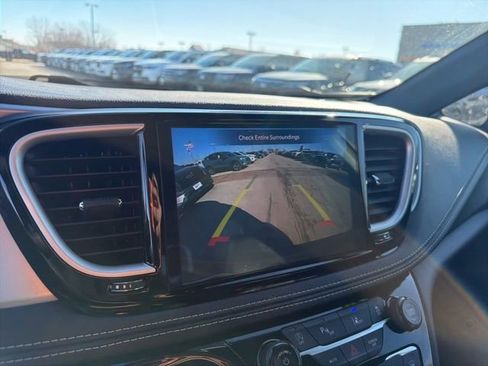 Used 2024 Chrysler Pacifica Touring-L w/ S Appearance Package image 35