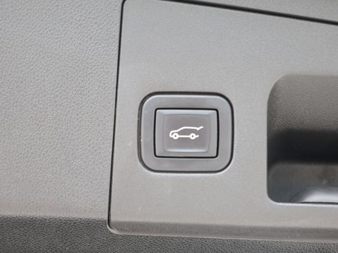 Used 2022 Cadillac XT4 Premium Luxury w/ Cold Weather Package FWD image 9