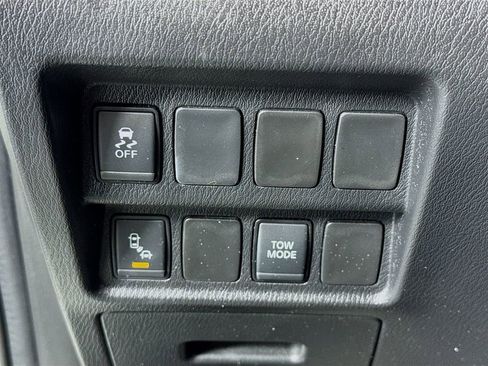 Used 2020 Nissan Pathfinder SV image 14