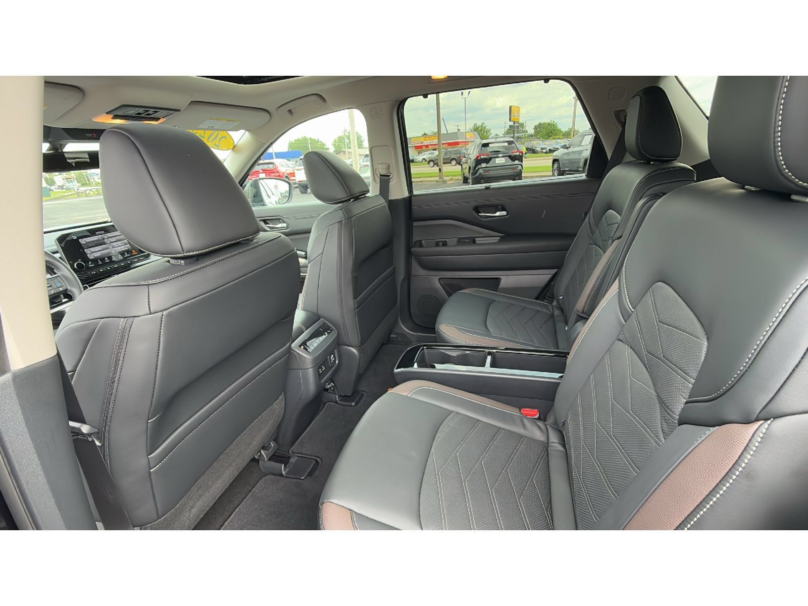 Used 2025 Nissan Pathfinder Platinum AWD/4WD image 36