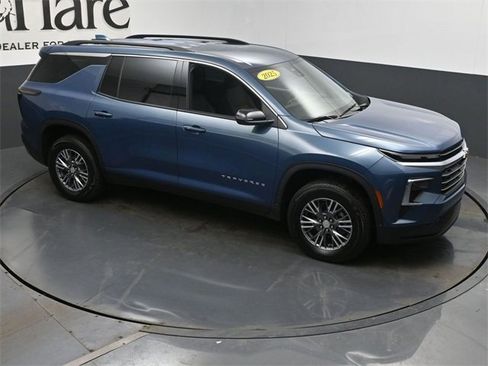 Used 2025 Chevrolet Traverse LT image 39