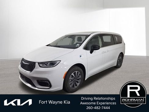 Used 2024 Chrysler Pacifica Limited FWD image 1