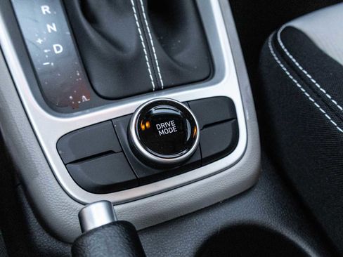 Used 2025 Hyundai Venue SEL image 22