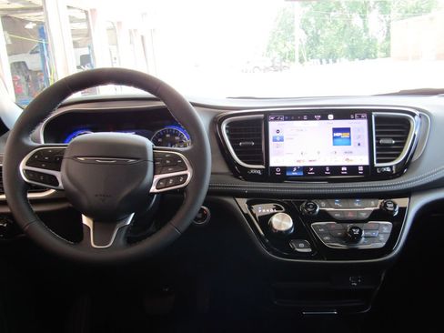 New 2027 Chrysler Pacifica Select AWD/4WD image 5