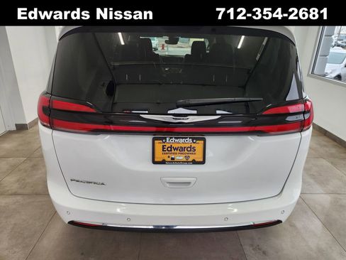 Used 2024 Chrysler Pacifica Touring-L image 8