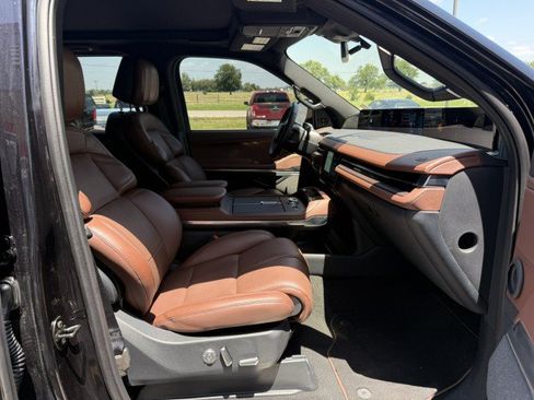 Used 2025 Lincoln Navigator Reserve AWD/4WD image 7