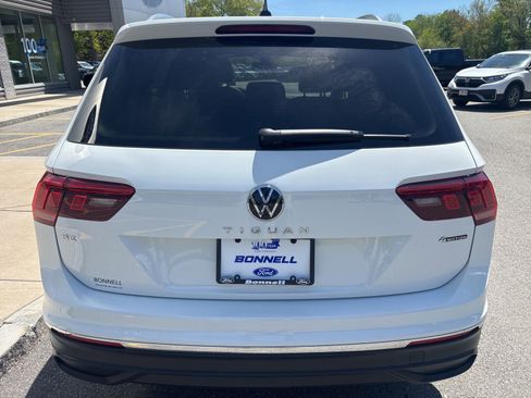 Used 2024 Volkswagen Tiguan SE w/ Panoramic Sunroof Package AWD/4WD image 4