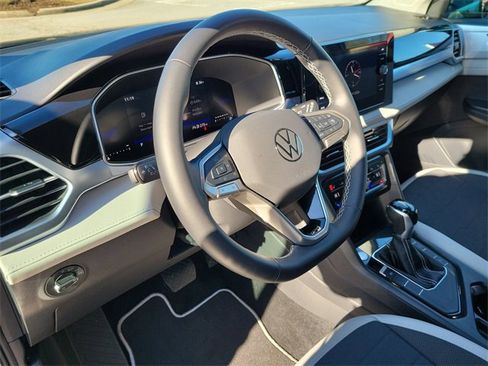 Certified 2025 Volkswagen Taos SE image 18